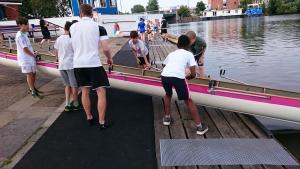 Ruder-Sommerferien-Zeltlager der RV Bille 2018: Kinder lassen ein Ruderboot zu Wasser