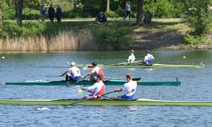 Drei Ruderboote auf einem Gewässer