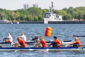 Zwei Ruderboote kämpfen kurz vor der roten Zielboje um die Platzierung bei der Benefizregatta "Rudern gegen Krebs"
