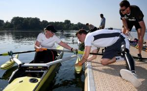 Einstellen eines PR1 Bootes am Steg durch Mann mit Prothese