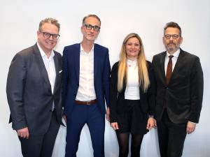 GEMA und DOSB gemeinsam für Sport und Musik: DOSB-Vorstandsvorsitzender Otto Fricke (1. v. r.) und Jürgen Paudtke (2. v. l.), Leiter Verbandsbeziehungen der GEMA, bei der Vertragsunterzeichnung. Fotonachweis: GEMA