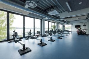 die Ergometer stehen an der Fensterfront gereiht mit Blick auf den See