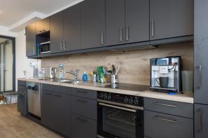 eine Küche mit Kochequipment 