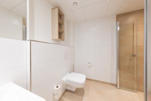 Das Badezimmer mit der Ausstattung wie Toilette und Dusche