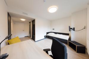 Zimmer mit Bett und Schreibtisch