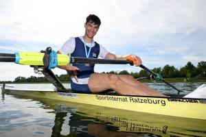 Ruderer sitzt im Boot am Steg bereit abzulegen 