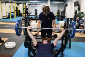 Athleten machen Bankdrücken im Kraftraum 