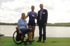 Siegerehrung im SF 1x für Mette Dyrlund Petersen (DK) durch Kirsten Bruhn (LSV SH) und RRC-Chef Dr. Thomas Lange, Internationale 58. Ratzeburger Ruderregatta, Foto: RRC