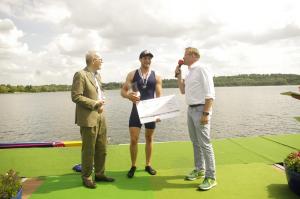 Tim-Ole Naske um Erfahrung und Stipendium reicher. Hier mit Regattasprecher Sebastian Franke und dem Geschäftsfüher des Stifter, Michael Stark, Internationale 58. Ratzeburger Ruderregatta, Foto: RRC
