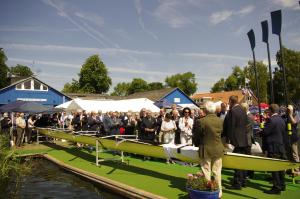 Steuermann Thomas Ahrens tauft Tokio 64 (vorne vor dem Boot), Internationale 58. Ratzeburger Ruderregatta, Foto: RRC