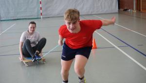 DRJ-Juleica Teil A 2019: Staffel mit Rollbrett