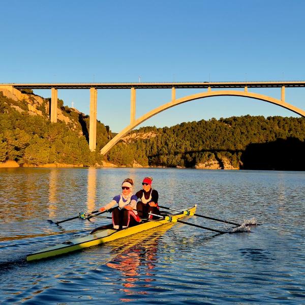 Ruderboot vor einer Brücke