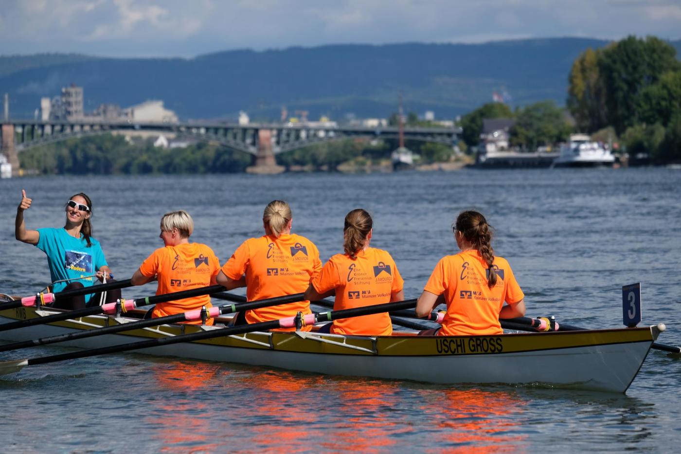 224 Sportlerinnen rudern in Mainz gegen Krebs rudern.de