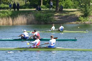 Drei Ruderboote auf einem Gewässer