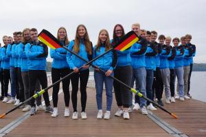 Der BFD-Jahrgang 2021/2022. Es werden 22 junge Menschen auf dem Steg der Ruderakademie Ratzeburg gezeigt.