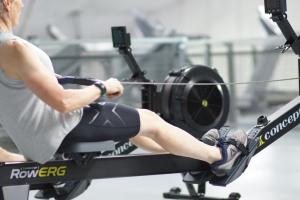 Ruderin auf einem Ruderergometer von Concept2