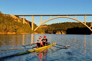 Ruderboot vor einer Brücke