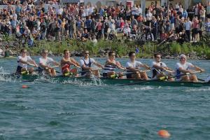 Ein Ruderachter bei einem Wettkampf vor Zuschauern