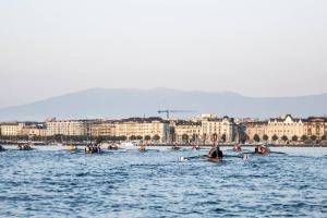Tour du Léman à l´Aviron 2017: Massenstart am 23. September um 8 Uhr – vor den Teams liegen 160 km Ruderstrecke im Uhrzeigersinn rund um den Lac Léman, im Rahmen derer 12 Kontrollpunkte passiert werden müssen. 