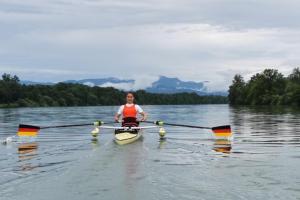 Sylvia Pille-Steppat im Einer auf dem Rhein bei Breisach